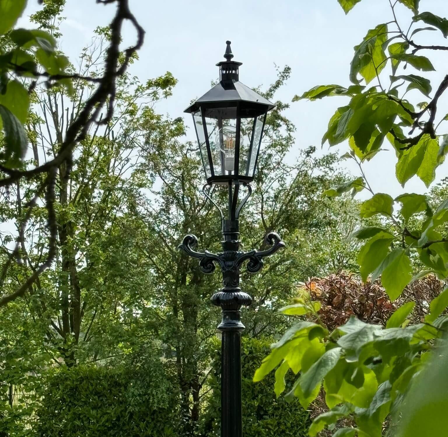 Zeskant lamp op Hollandse paal aangepast-1